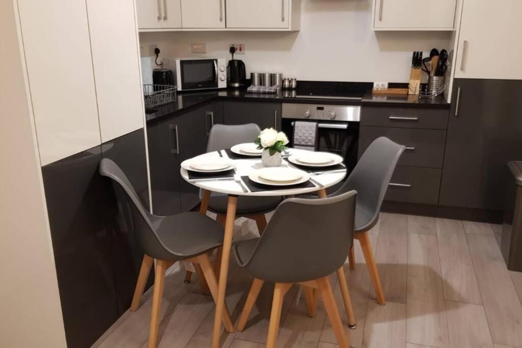 Marie'S Serviced Apartments- 2 Bedroom City Stay Bedford Esterno foto